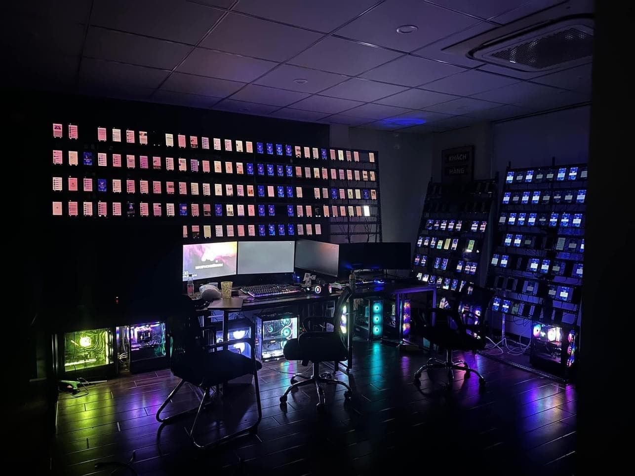 Bức Tranh Tài Chính Của Xưởng Phone Farm: Xóa Bỏ Ảo Giác "Đếm Máy Tính Tiền"